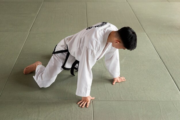 Free photo full shot teen practicing taekwondo