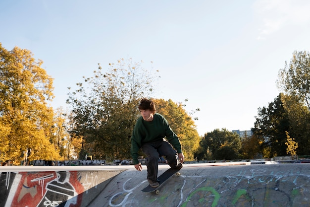 Foto gratuita adolescente a tutto campo sullo skateboard