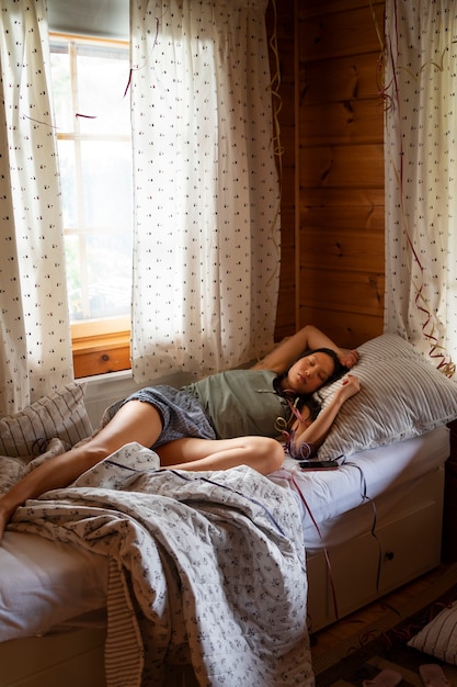 Foto gratuita rituale della sbornia dell'adolescente a tutto campo