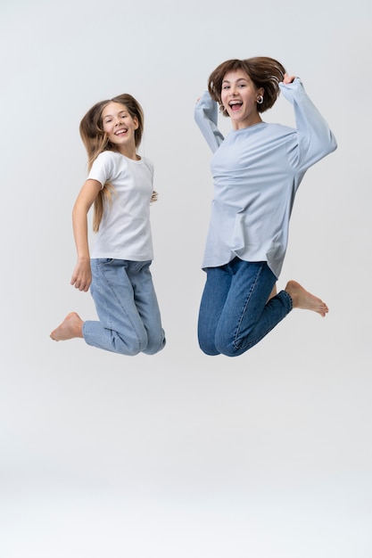 Foto gratuita adolescenti a tutto campo che saltano