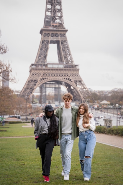 Free photo full shot teenagers together in paris