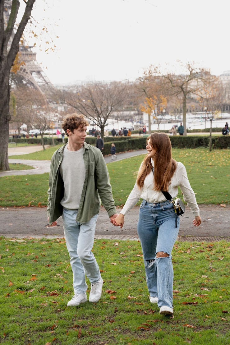 Free Photo full shot teens holding hands