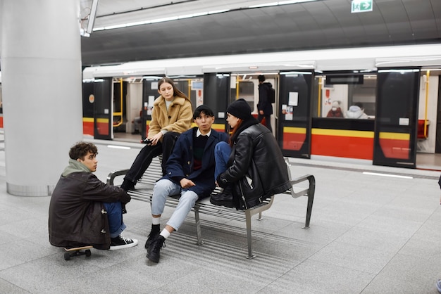 Полные подростки на станции метро