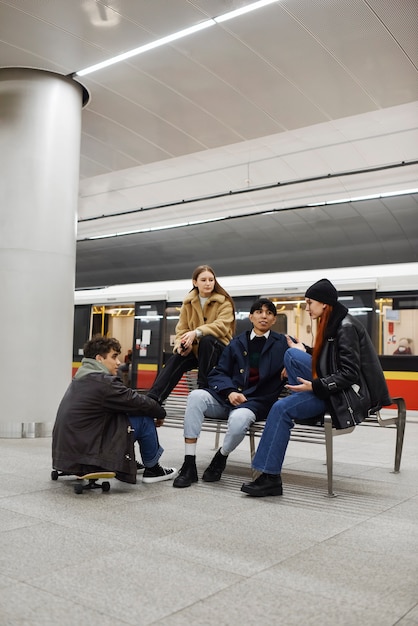 地下鉄駅でのフルショットの十代の若者たち