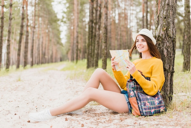 Colpo pieno della donna di viaggio in foresta