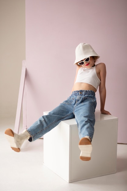 Free photo full shot trendy girl posing with hat