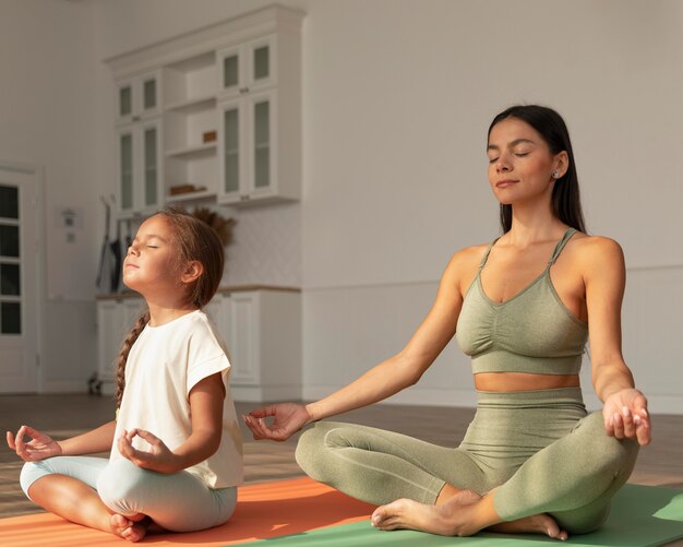 無料写真 フルショットの女性と子供が自宅で瞑想