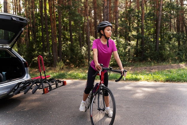 Foto gratuita donna a tutto campo in bicicletta