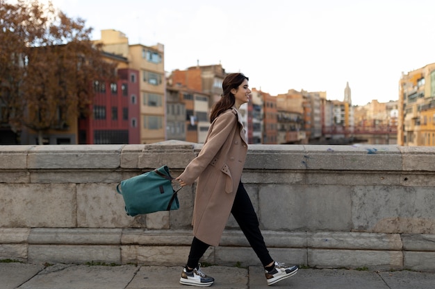 Foto gratuita zaino per il trasporto della donna del colpo pieno