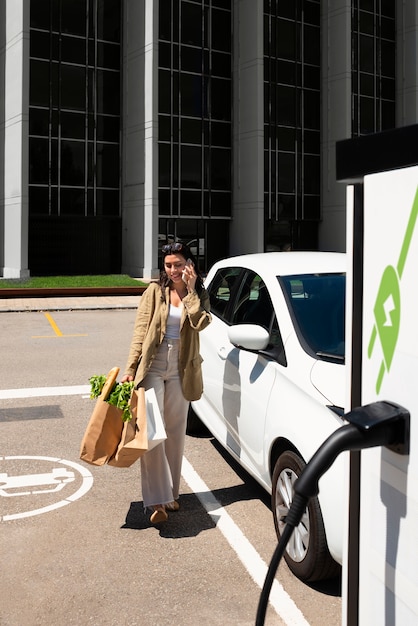 Foto gratuita donna del colpo pieno che trasporta generi alimentari