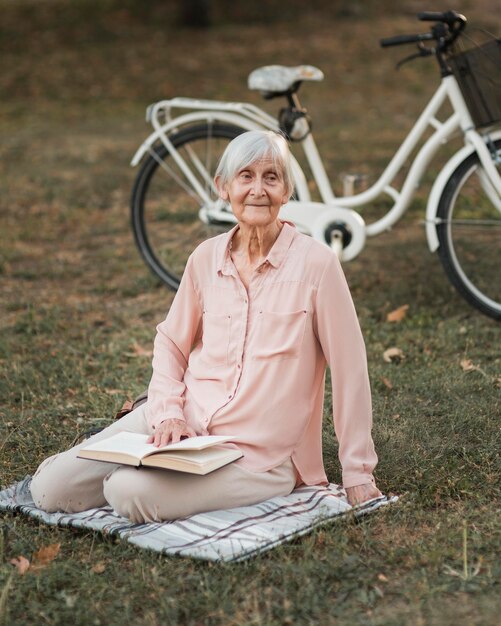 Free photo full shot woman on cloth with book