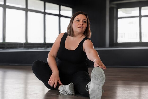 Foto gratuita fotografia completa di una donna che balla in studio