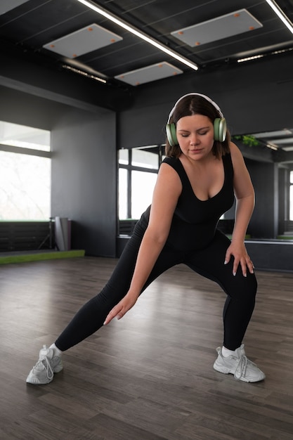 Foto gratuita fotografia completa di una donna che balla in studio