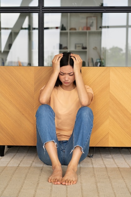 Foto gratuita donna a figura intera alle prese con la sindrome dell'impostore