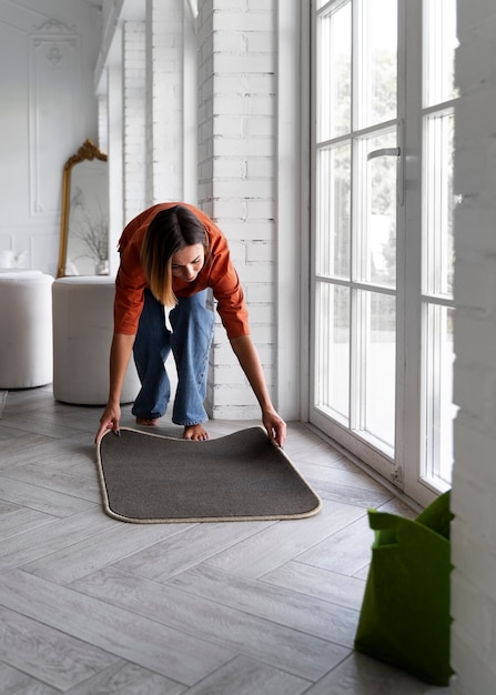 Foto gratuita donna a figura intera che decora la porta d'ingresso