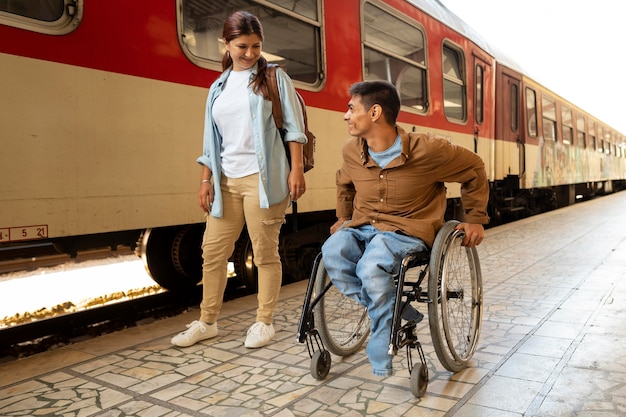 Foto gratuita donna a tutto campo e uomo disabile