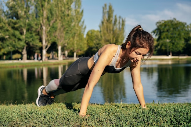 Full shot woman doing pushups