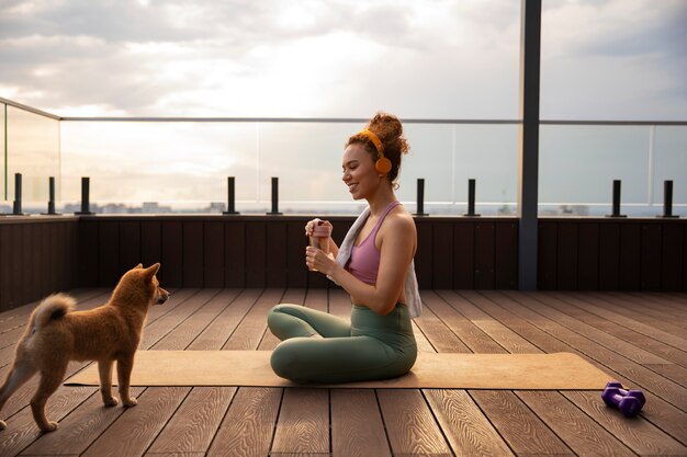 犬を連れてスポーツをしているフルショットの女性