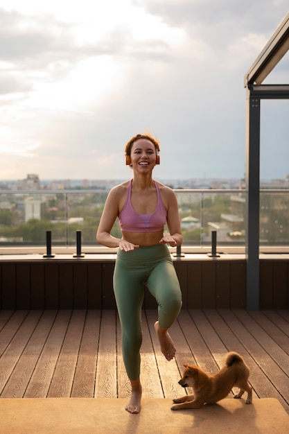 Foto gratuita donna a tutto campo che fa sport accompagnata dal cane