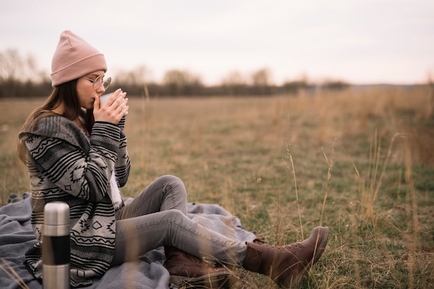 Free photo full shot woman drinking coffee