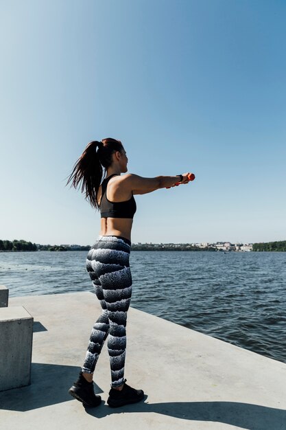 湖で運動する女性の完全なショット