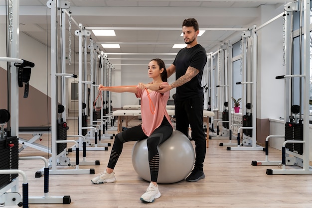 Donna a tutto campo che si esercita in palestra