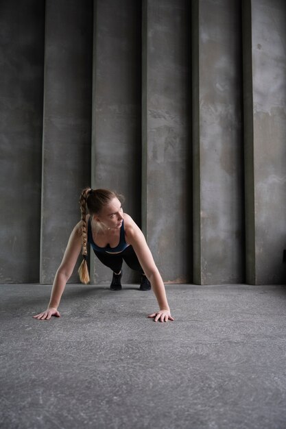 屋内で運動するフルショットの女性