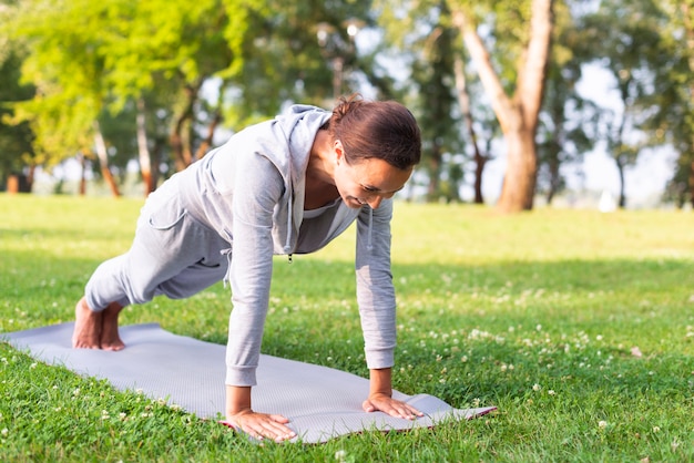 Free photo full shot woman exercising outdoors