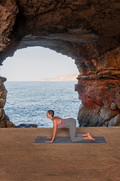 Free photo full shot woman exercising outdoors