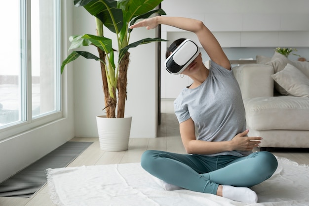 VRメガネで運動するフルショットの女性