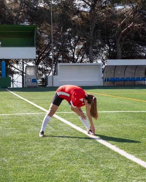 축구장에 전체 샷된 여자