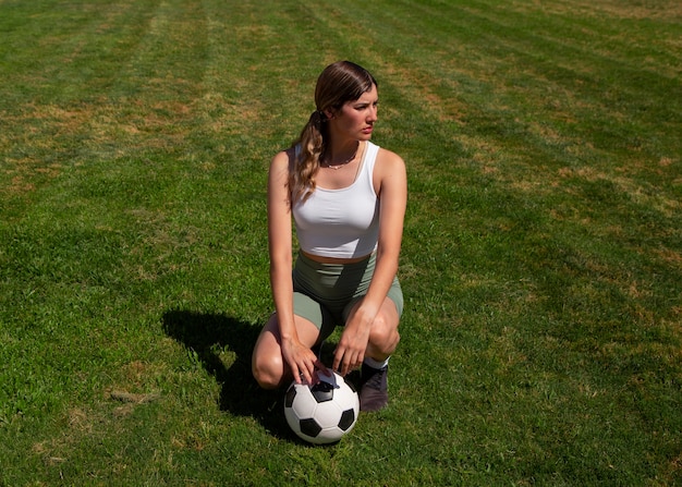 Foto gratuita giocatore di football americano della donna del colpo pieno sul campo