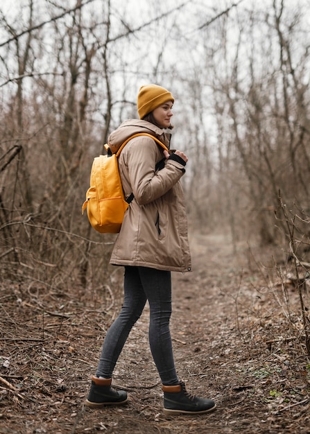 Donna piena del colpo nella foresta