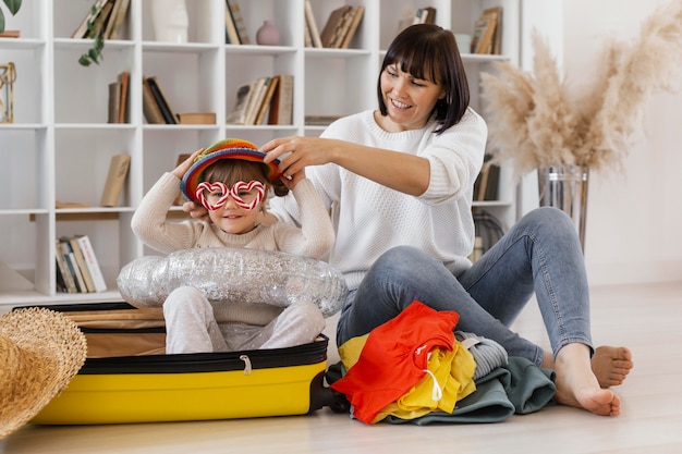 フルショットの女性と女の子が遊んでいます