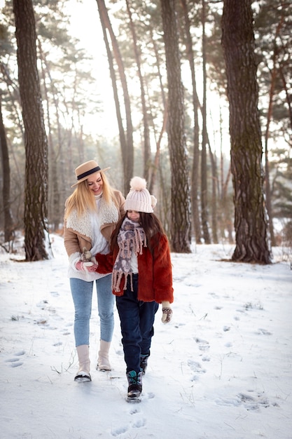 Foto gratuita stagione invernale di donna e ragazza a tutto campo