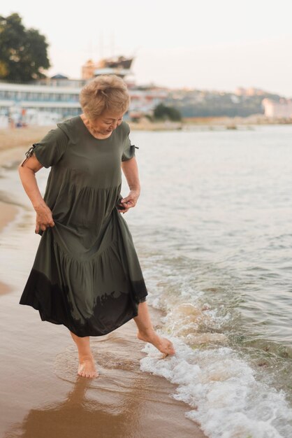 海に行くフルショットの女性