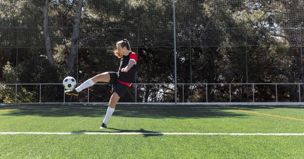 Full shot woman hitting ball