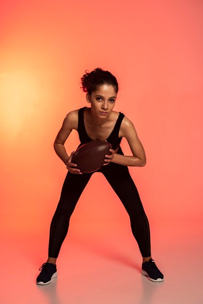 Free photo full shot woman holding ball