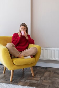 Full shot woman holding coffee cup