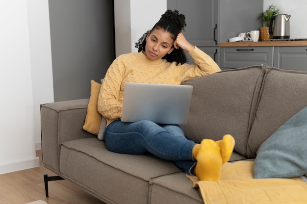 Free photo full shot woman holding laptop