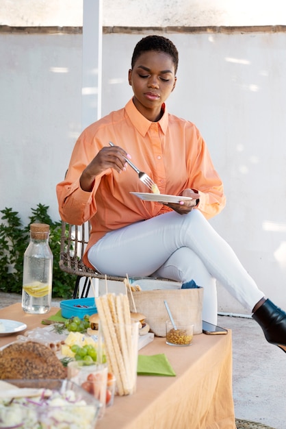 Free photo full shot woman holding plate