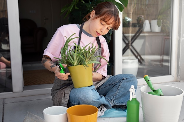 Free photo full shot woman holding pot