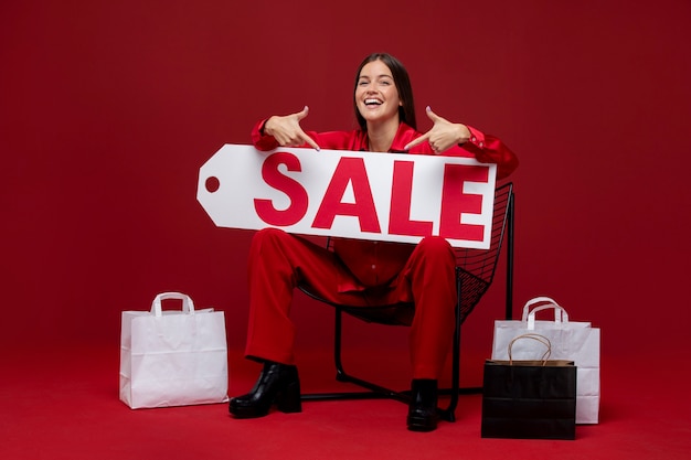 Полный снимок женщина, держащая бирку продажи