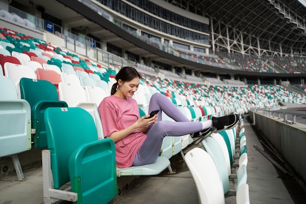 スマートフォンを保持しているフルショットの女性