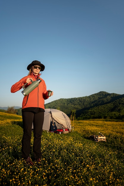 물 플라스크를 들고 전체 샷 여자