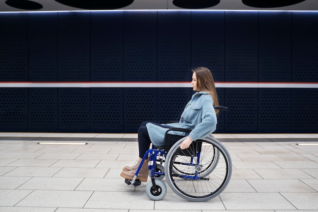 Бесплатное фото Полный кадр женщина в инвалидной коляске путешествует