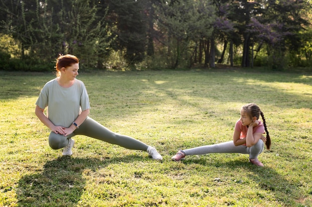 フルショットの女性と子供の運動