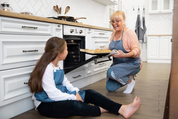 キッチンでフルショットの女性と子供