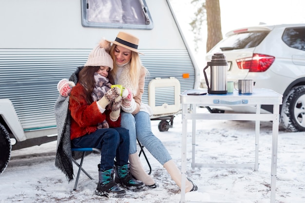 Free photo full shot woman and kid outdoors