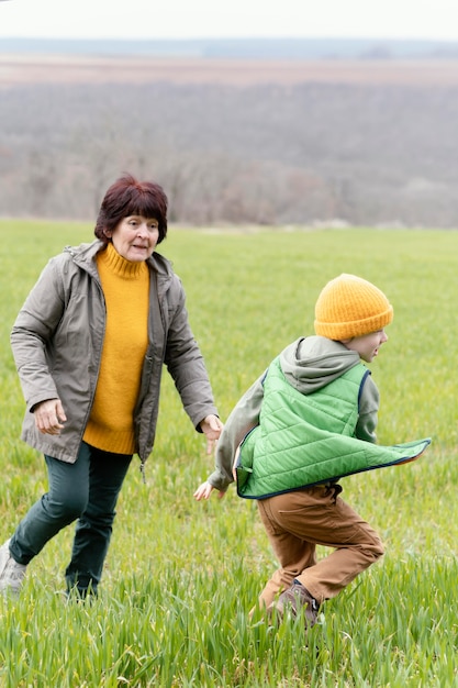 フルショットの女性と子供が走っている